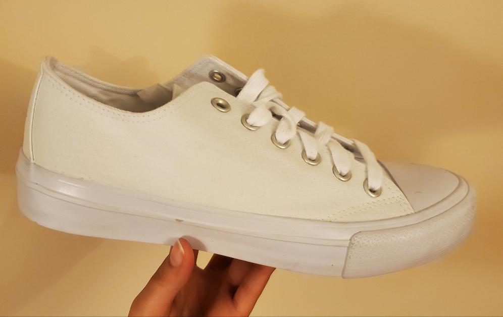 White canvas low-cut lace up sneakers. To be customized.